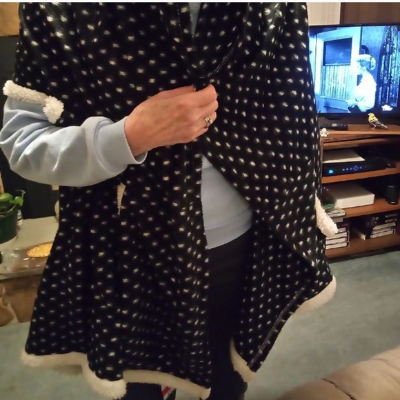 Soft & Cozy Wrap Hoodie Wrap - Picture 9 of 10